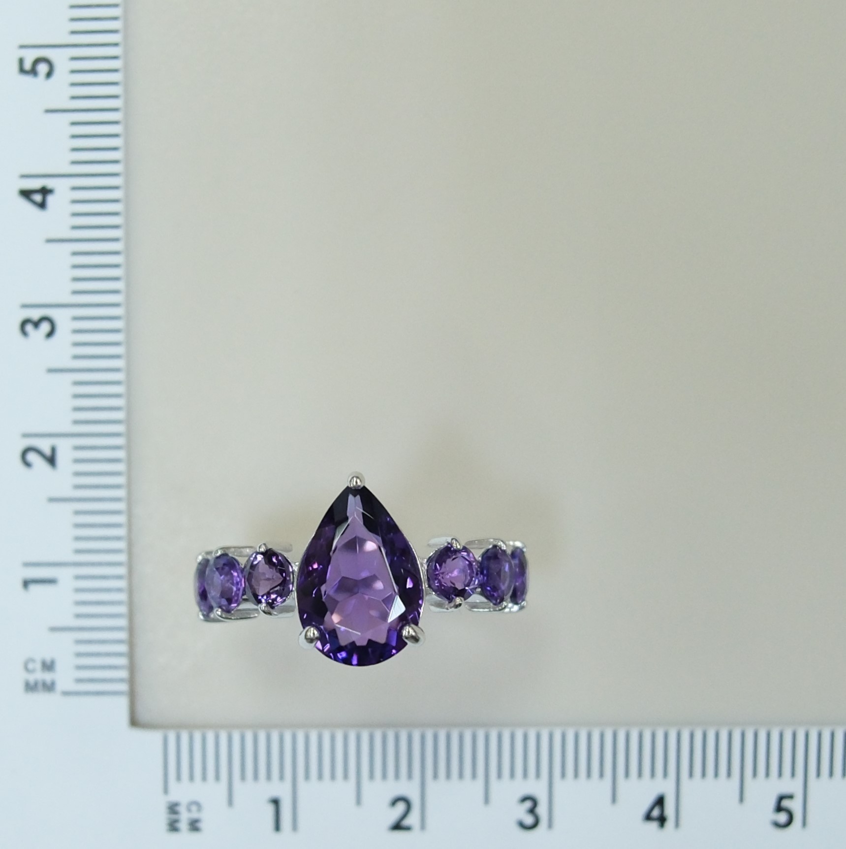 Серебряное кольцо с аметистами